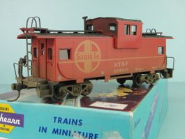 Athearn H0 Santa Fe  Caboose, Kadee