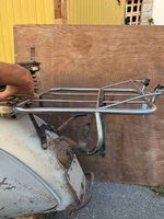 Für alte Vespa: Gepäckträger aufklappbar mit Feder