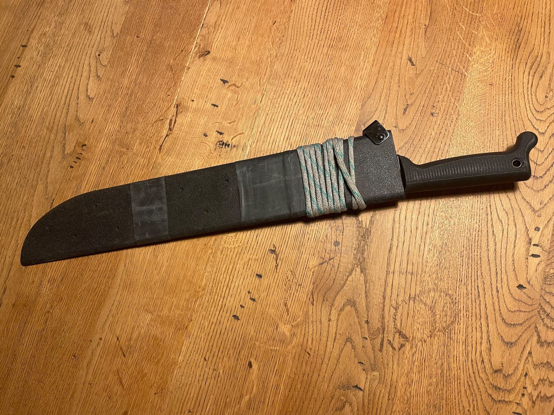 Armée suisse Armes blanches: Machette de survie – D'occasion à Oberbütschel par Woodie2005 1