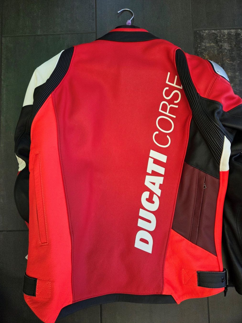 Ducati Giacche: Lederjacke Ducati Corse C6 – Nuovo (secondo la descrizione) da Frauenfeld venduto da Moto77_AG 3