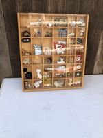 Vitrine mit vielen kleinen Figürchen, Sammlerstück!