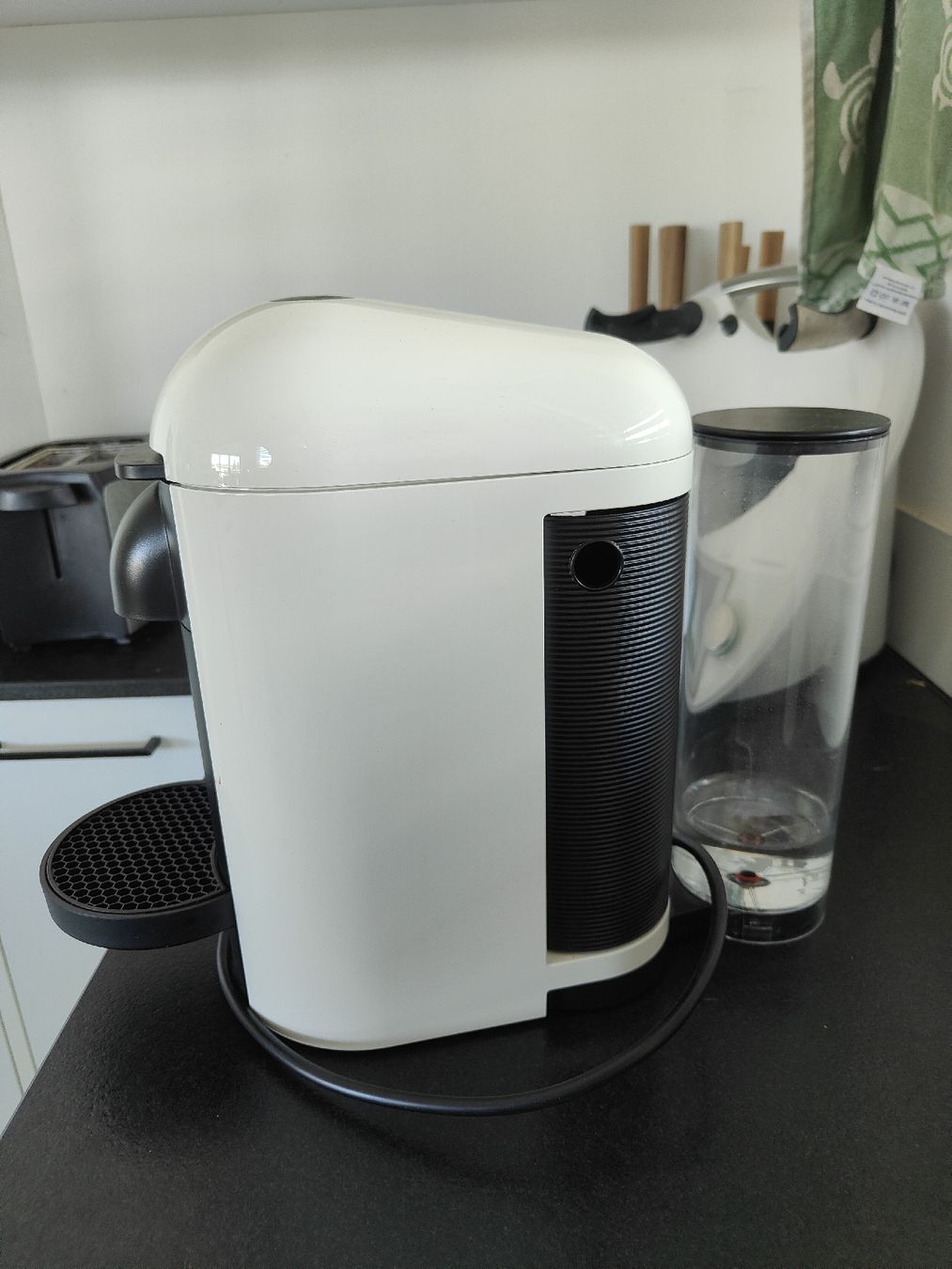 Nespresso Macchine per caffè & Macchine per espresso: Nespresso Vertuo weiss – Usato da Klingnau venduto da Eggeli 2