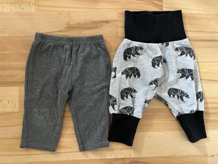 2 Babyhosen grau Bärenmuster und dunkelgrau gebraucht