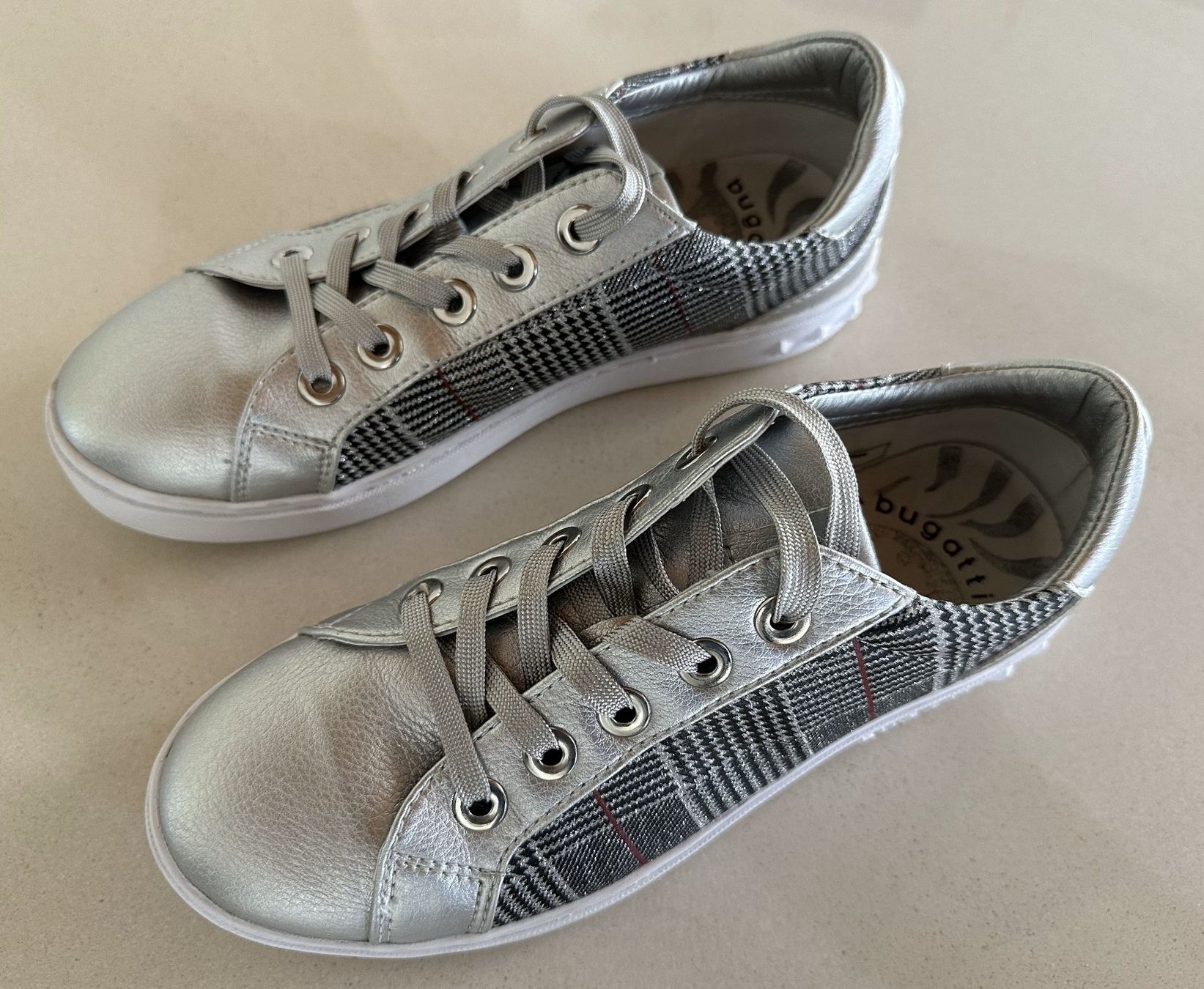Bugatti Scarpe da donna: Neuwertige Damen Freizeit-Sneakers Bugatti Gr. 37, silber – Usato da Dielsdorf venduto da MTBiker100 1