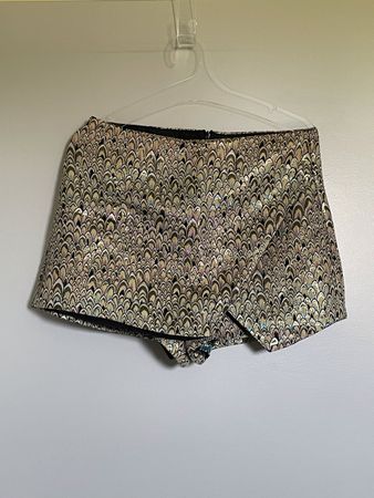 Jupe-short doré à motifs originaux - Taille 36, neuf
