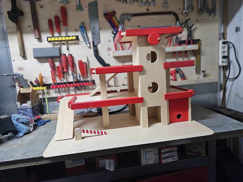 Giocattoli: Autogarage aus Holz – Usato da Tuggen venduto da F.Burkart 1