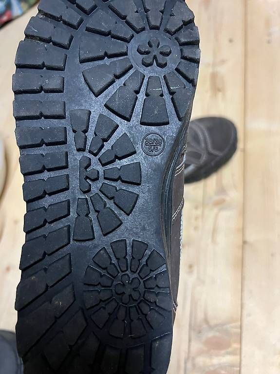 Scarpe per ragazzi: Bergschuhe Gr.38/39 – Usato da Seewen SO venduto da Muggi3 1