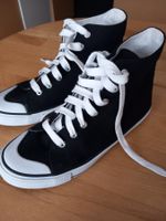 Turnschuhe aus Stoff