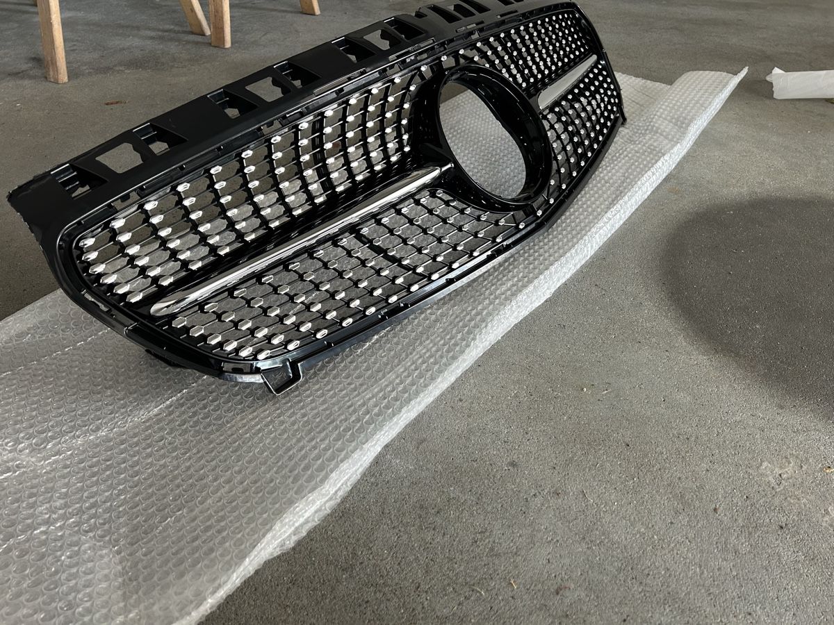 Mercedes-Benz Tutti pezzi di ricambio auto: Frontgrill für Mercedes A Klasse Typ W176 – Nuovo (secondo la descrizione) da Seewen SZ venduto da A45-AMG 1