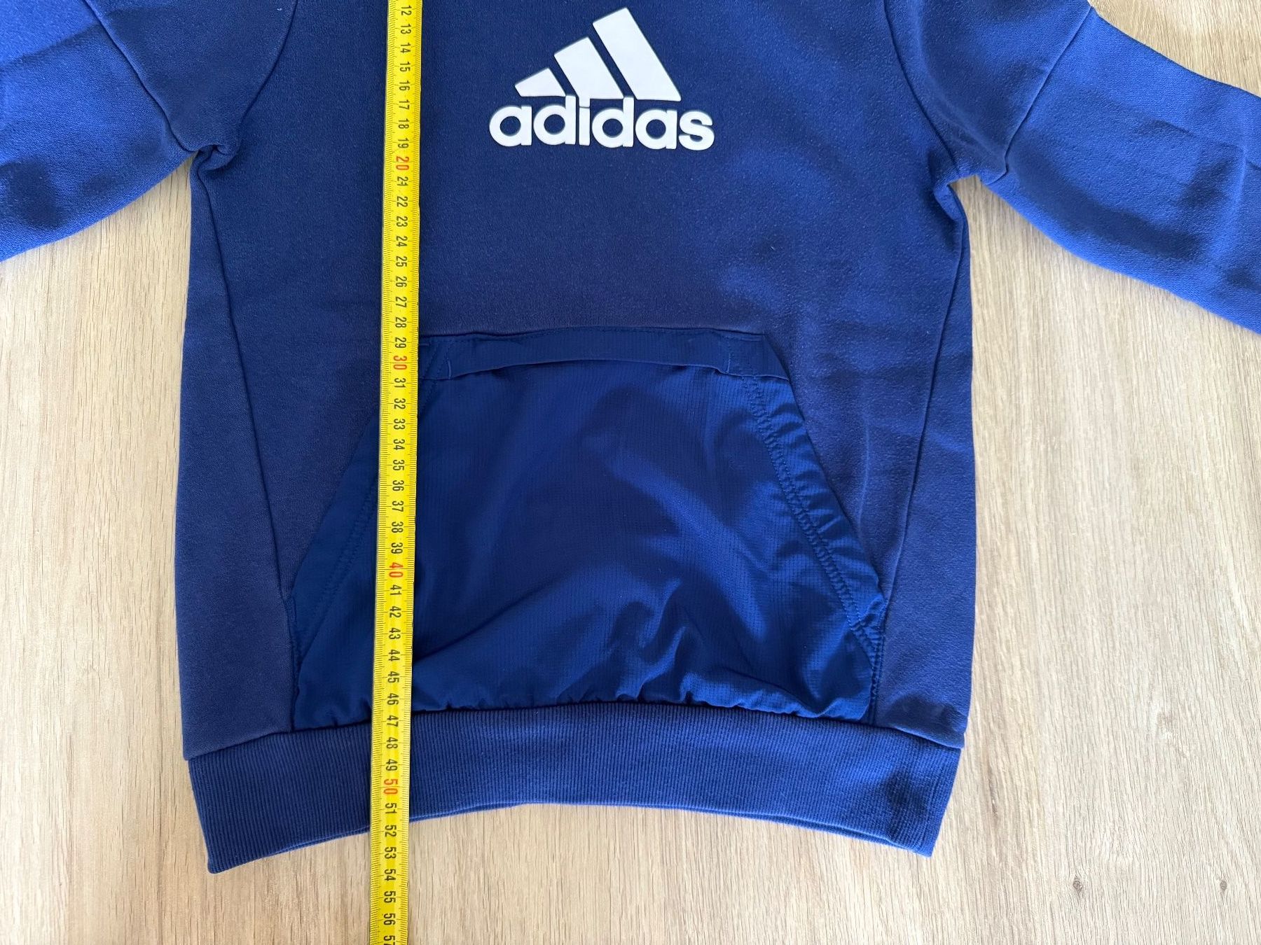 Adidas Maglioni & Felpe: Adidas Pullover mit Kaputze, Kaputzenpullover Grösse 140 – Usato da Oberburg venduto da Serbus