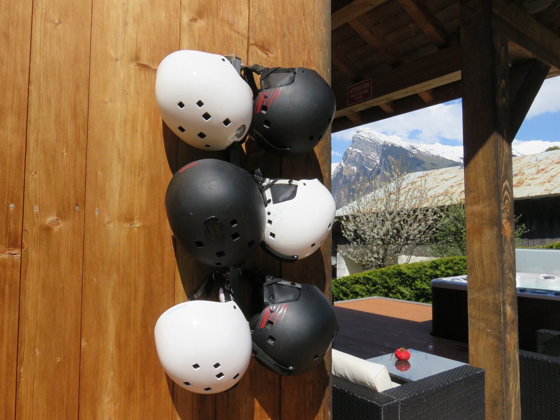 Caschi: Kit de rangement mural 6 casques de ski – Nuovo e nell'imballaggio originale da Mettmenstetten venduto da Ollivier 1