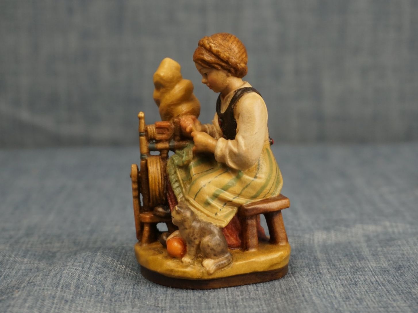 Figuren: Mädchen am Spinnrad mit Katze handbemalt – Gebraucht aus Diessbach b. Büren von Crocharry 2