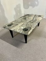 Edler Marmor Couchtisch mit schwarzen Beinen