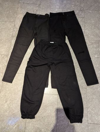 Drei Paar Hosen von Bershka in Schwarz