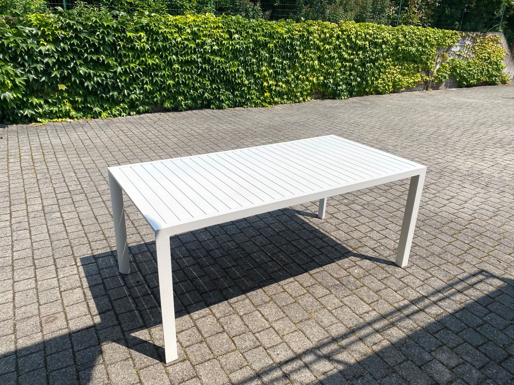 Kave Home Tische: **TOP** Designer Gartentisch KAVE HOME - super Zustand – Gebraucht aus Rafz von DOMBEC