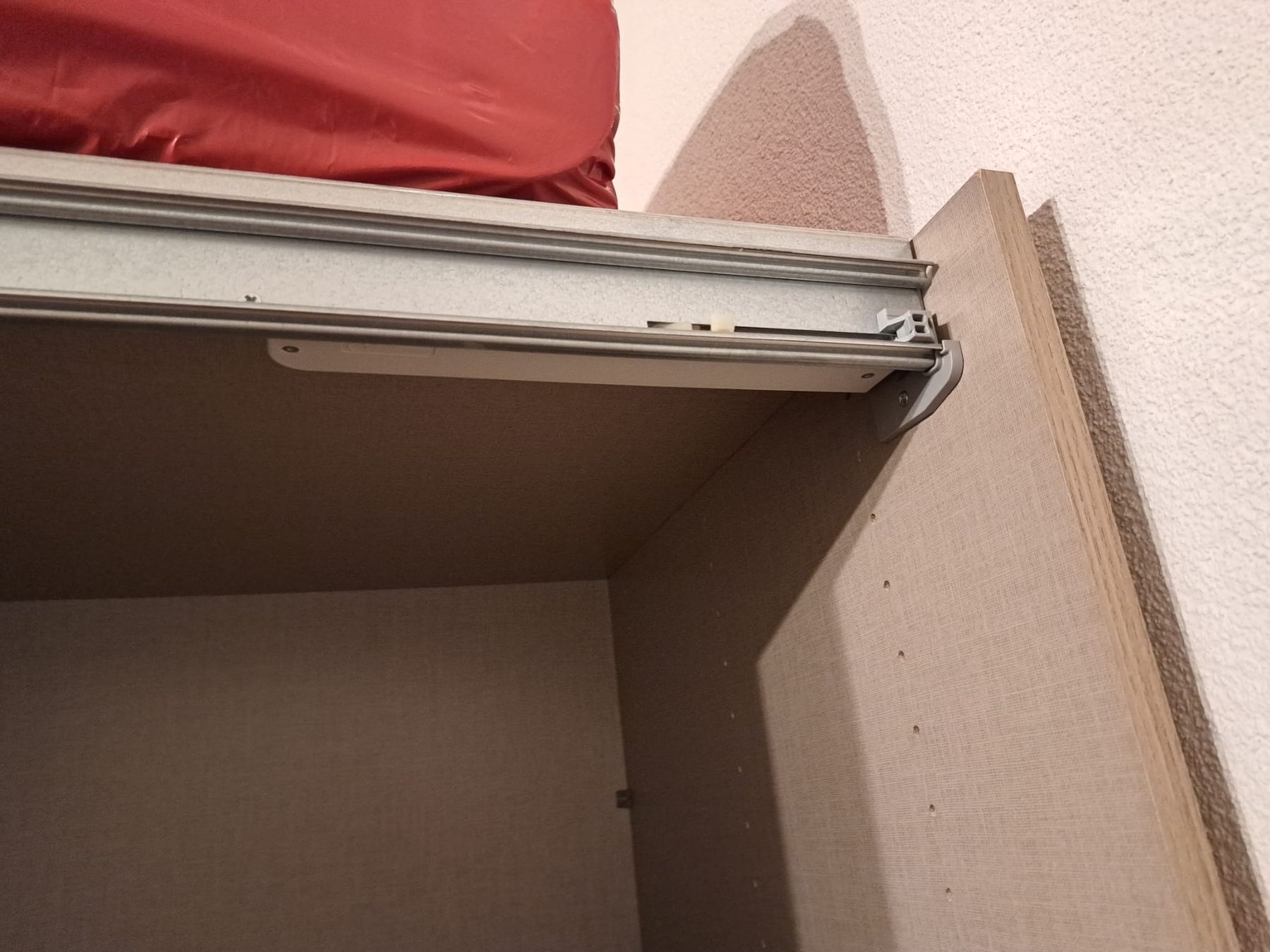 Schränke: Neuwertiger Kleiderschrank – Gebraucht aus Pfungen von Janice_2601 6