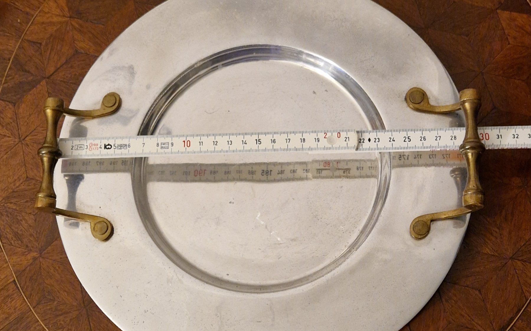 Plateaux: Spezielles vintage Tablett silberfarben mit Messing Griffen – D'occasion à Zürich par silver-team 7