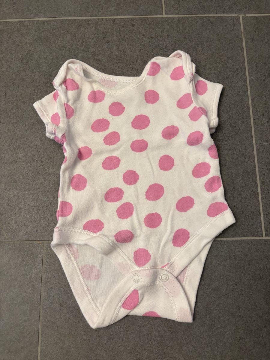 Lotti & Set di vestiti: Kurzarmbody, Gr 56/62 – Usato da Breitenbach venduto da mi95st