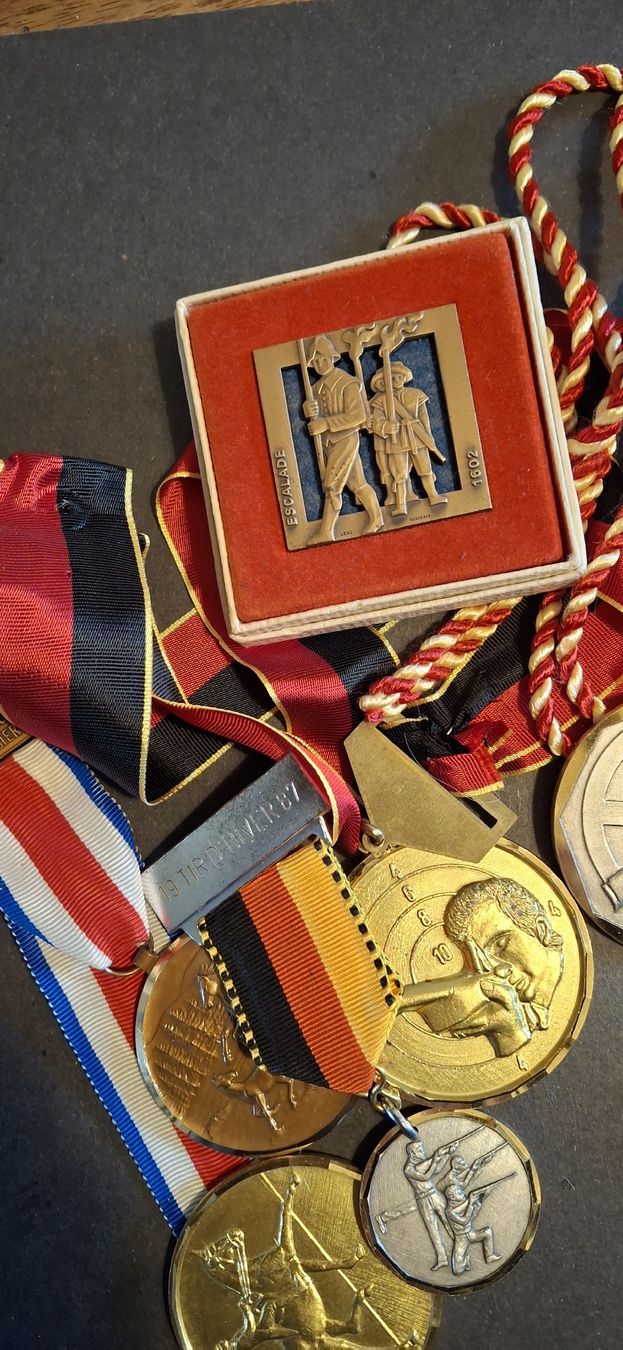 Medaglie: Lot de médailles et trophées  – Usato da Mont-sur-Lausanne venduto da bovary13 1