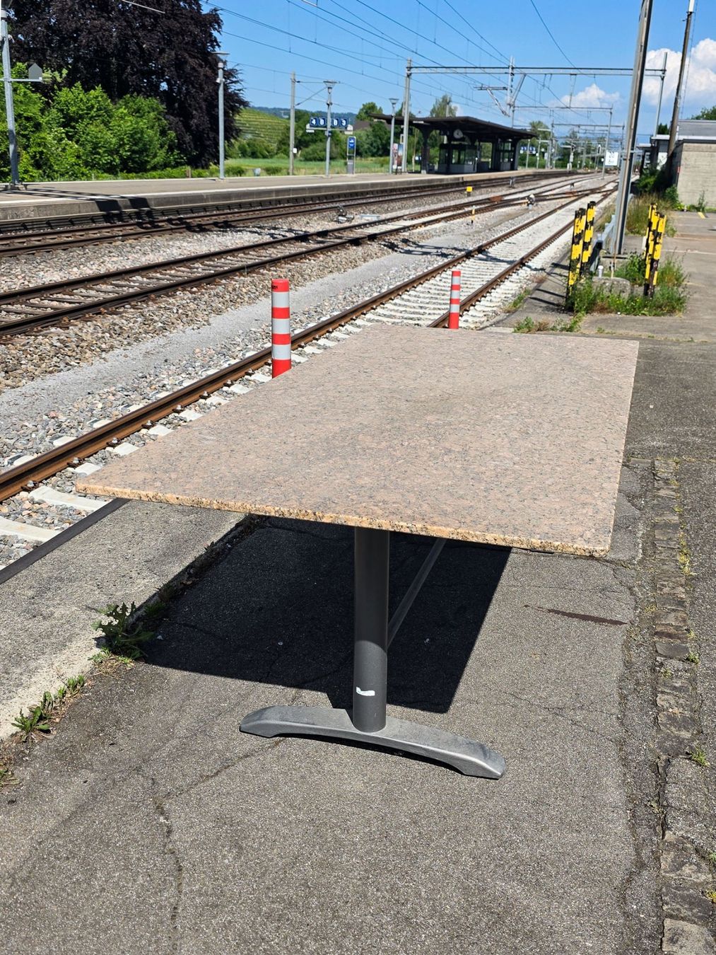 Tavoli: Gartentisch Granit - Metallgestell - Ref. 05/61 – Usato da Au ZH venduto da BrockiAu 3