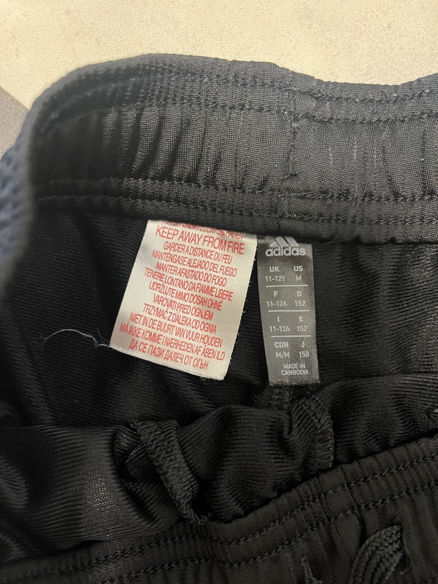 Adidas Pantaloni: Adidas Trainerhose Grösse 152cm – Usato da Luzern venduto da Boudin03 2