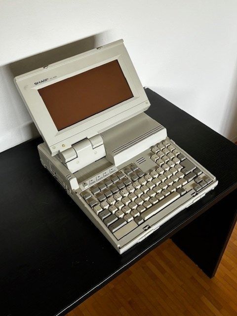 Sharp Notebooks: Sharp Laptop PC 4502W Rarität – Defekt aus Rümlang von  1