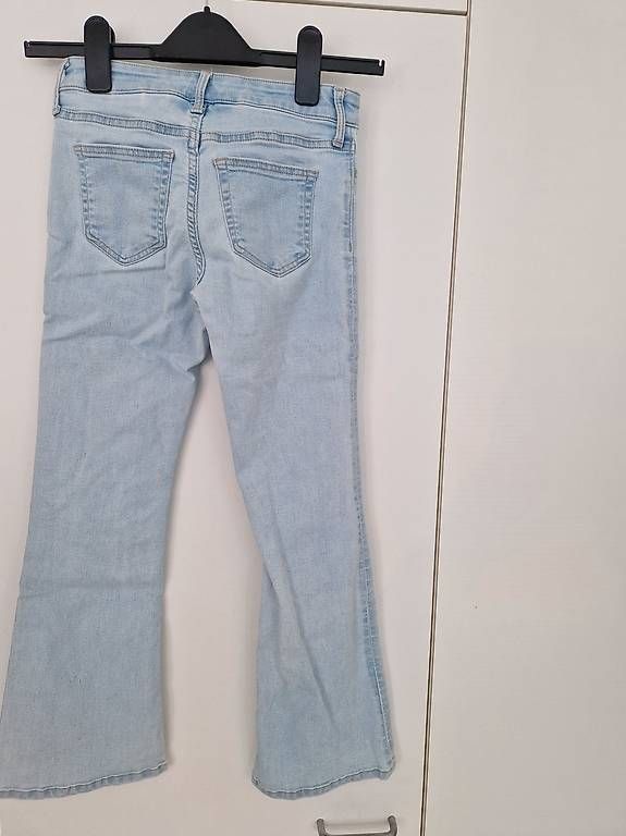 Pantaloni: Sehr gut erhaltene Bootcut/Flared Jeans in 140 – Usato da Olten venduto da mel_8vjv 1
