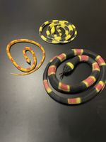 Drei Spielzeugschlangen aus Gummi in gutem Zustand