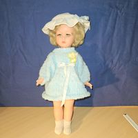 Schöne Vintage Puppe, 43cm, blaue Augen, gehäkelter Hut