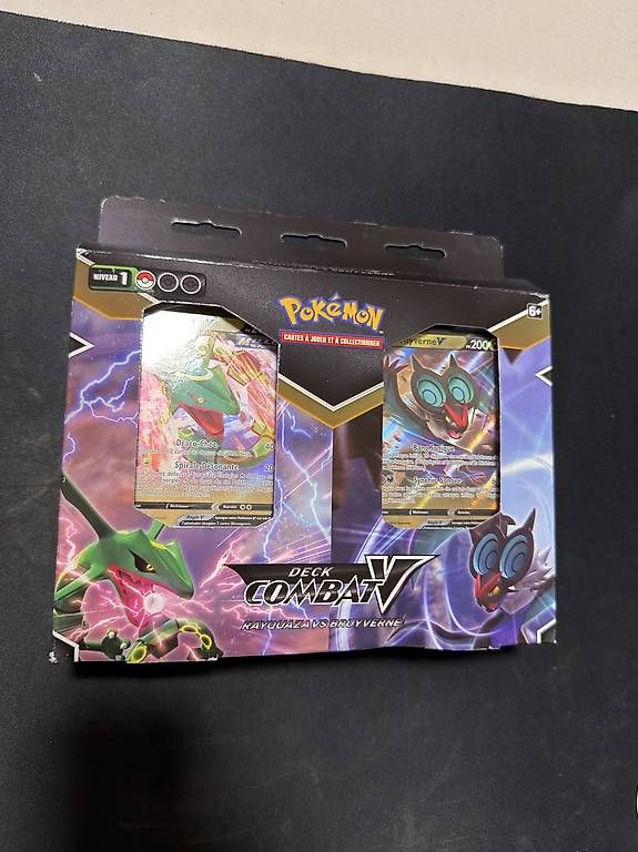 Pokémon Blister Kit De Iniciación – Mazo Combat-V Listo Para Usar Con Rayquaza-V O Bruyverne-V (modelo Aleatorio), Incluye 60 Cartas Y Accesorios