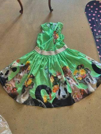 Molo Kleid grün mit Tiermotiv 146/152