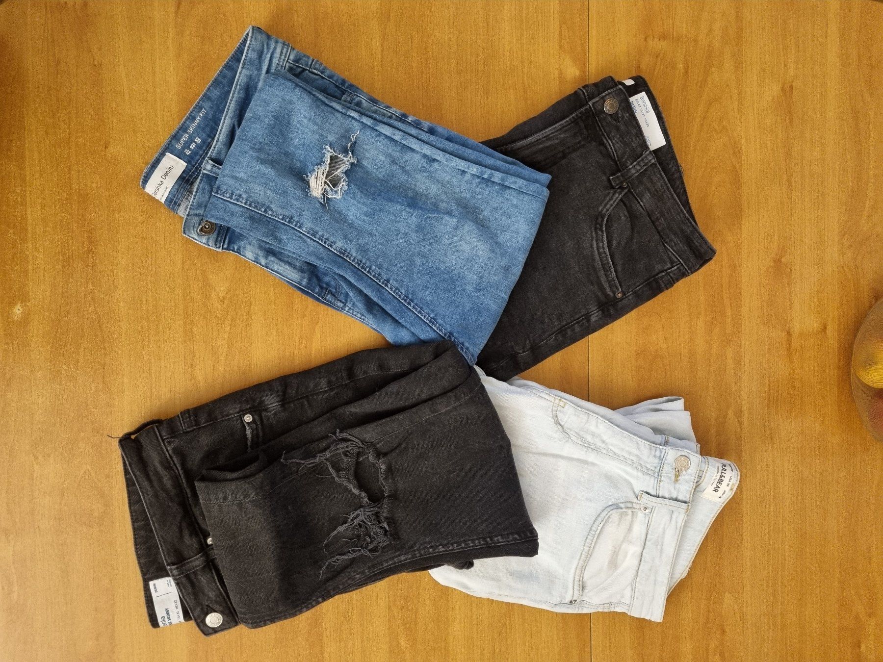 Bershka Jeans: Lot de 4 Jeans déchirés taille 42 Bershka et Pull & Bear – Usato da Carouge GE venduto da serginho22