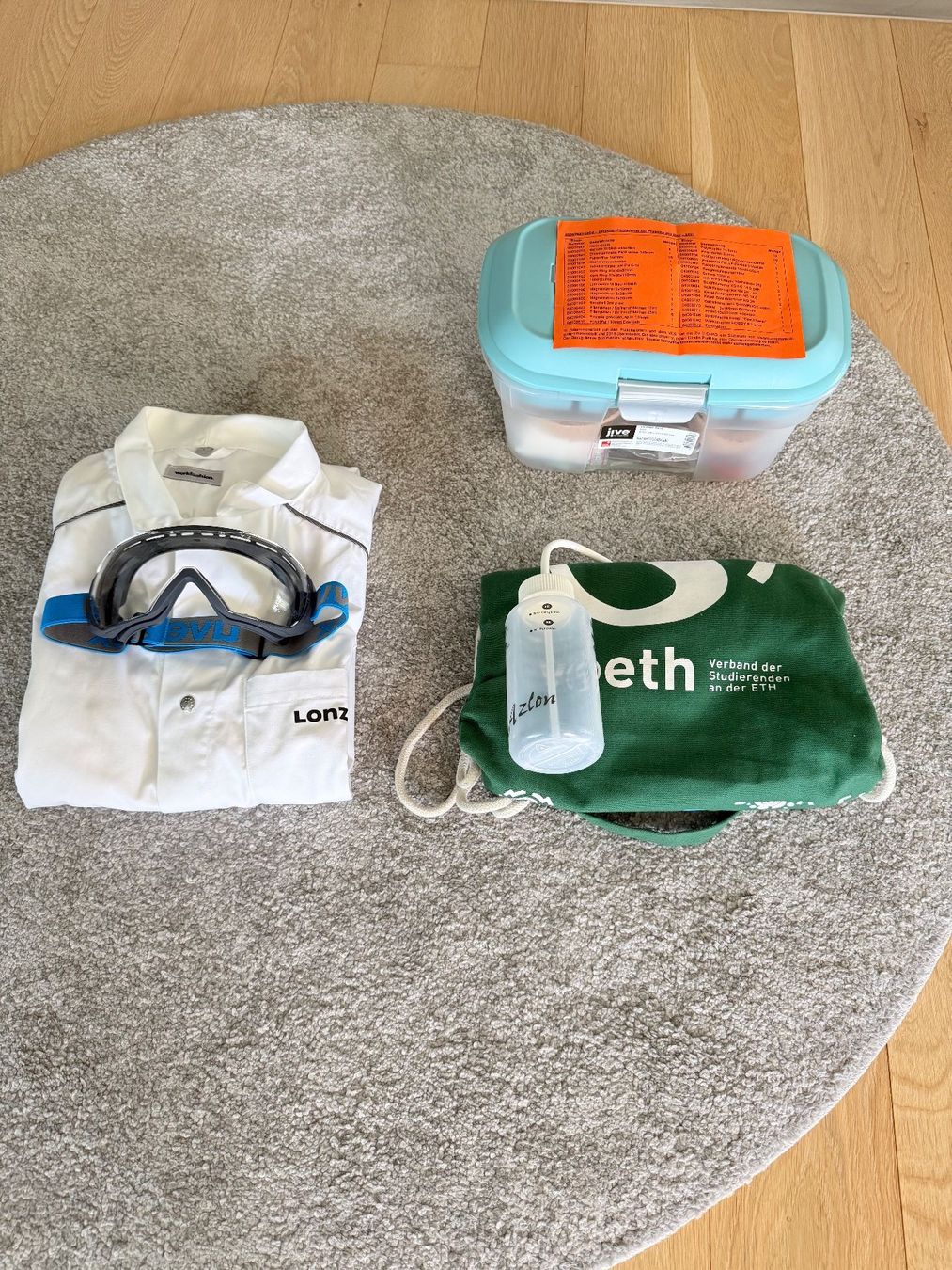 Tutti gli attrezzi: ETH Chemie Set, Brille, Mantel, Box mit Labormaterial – Usato da Nürensdorf venduto da Hlen