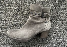 Graue Stiefeletten