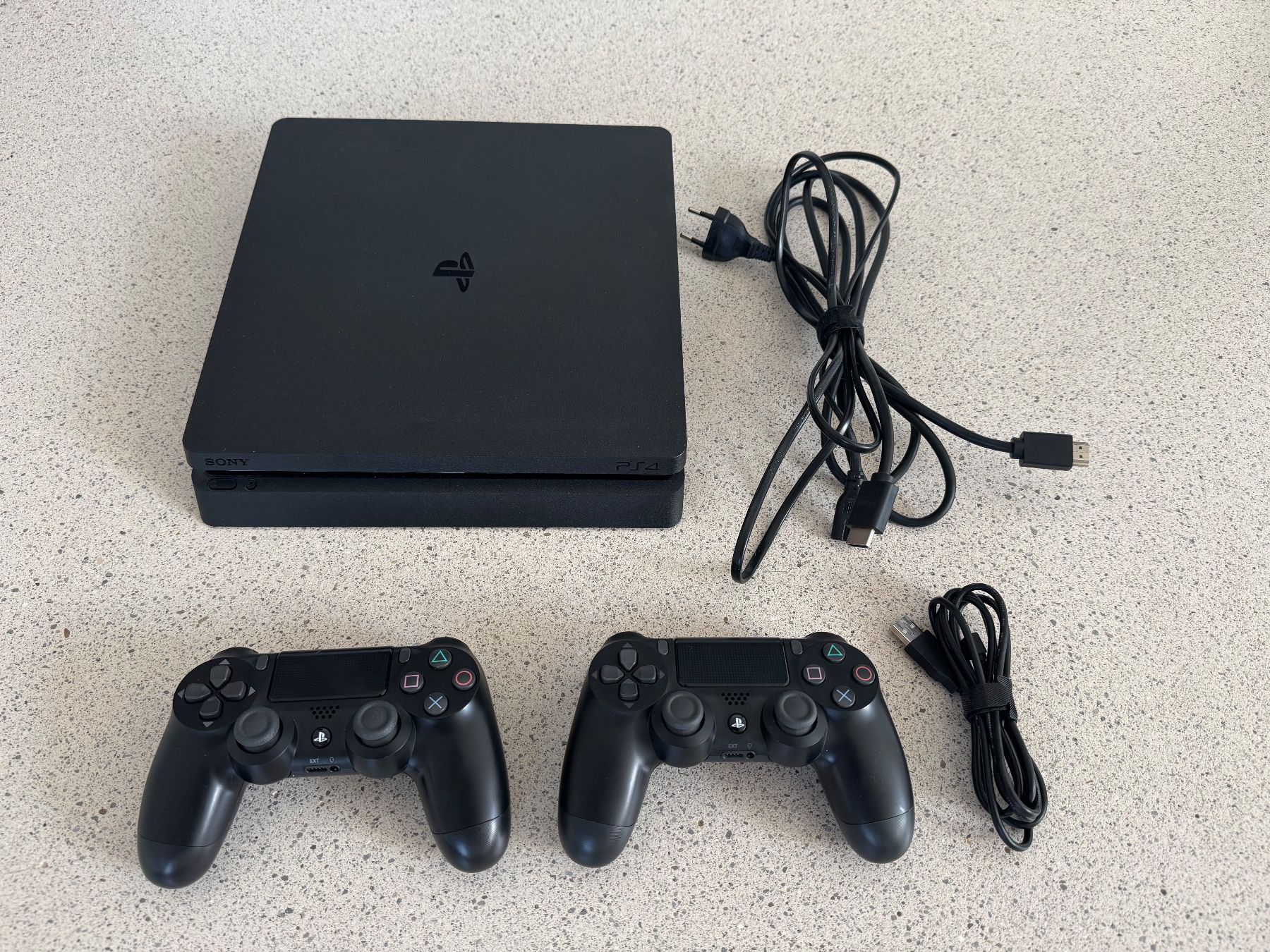 Sony Konsolen: PS4 Slim inkl. 2 Controller – Gebraucht aus Suhr von Tradewarrior