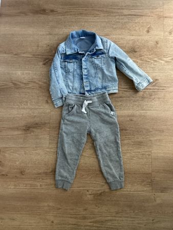 Kleiderset (Jeansjacke und Jogginghose)
