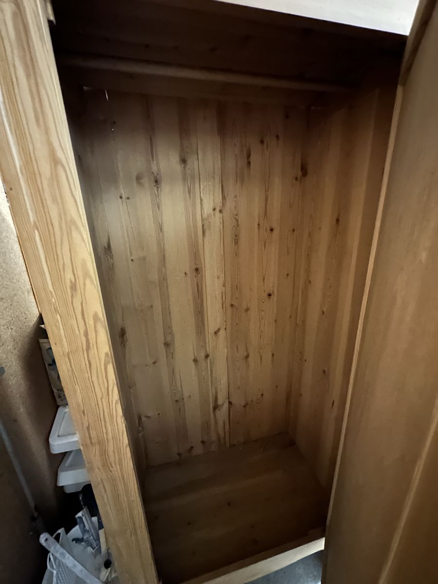 Armadi: Schöner massiver Kleiderschrank – Usato da Urdorf venduto da robobespannung 1