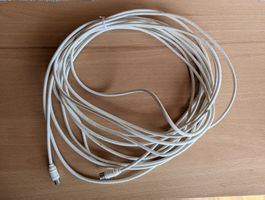 Weisses Antennenkabel wohl mit F-Stecker für TV / Radio