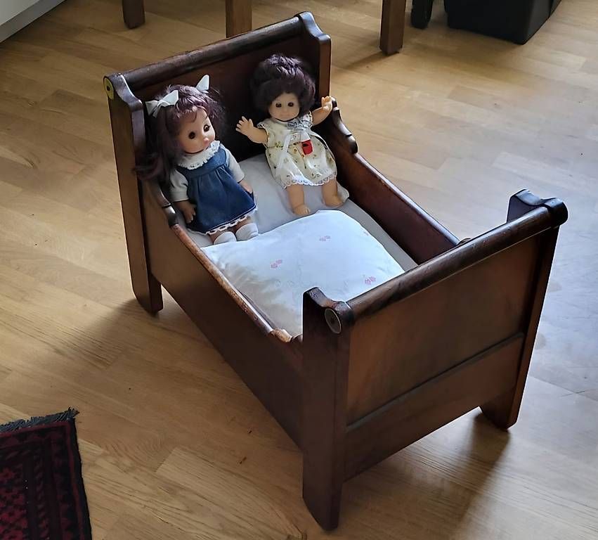 Giocattoli: Antikes Puppenbett – Usato da Andelfingen venduto da Cornelia.