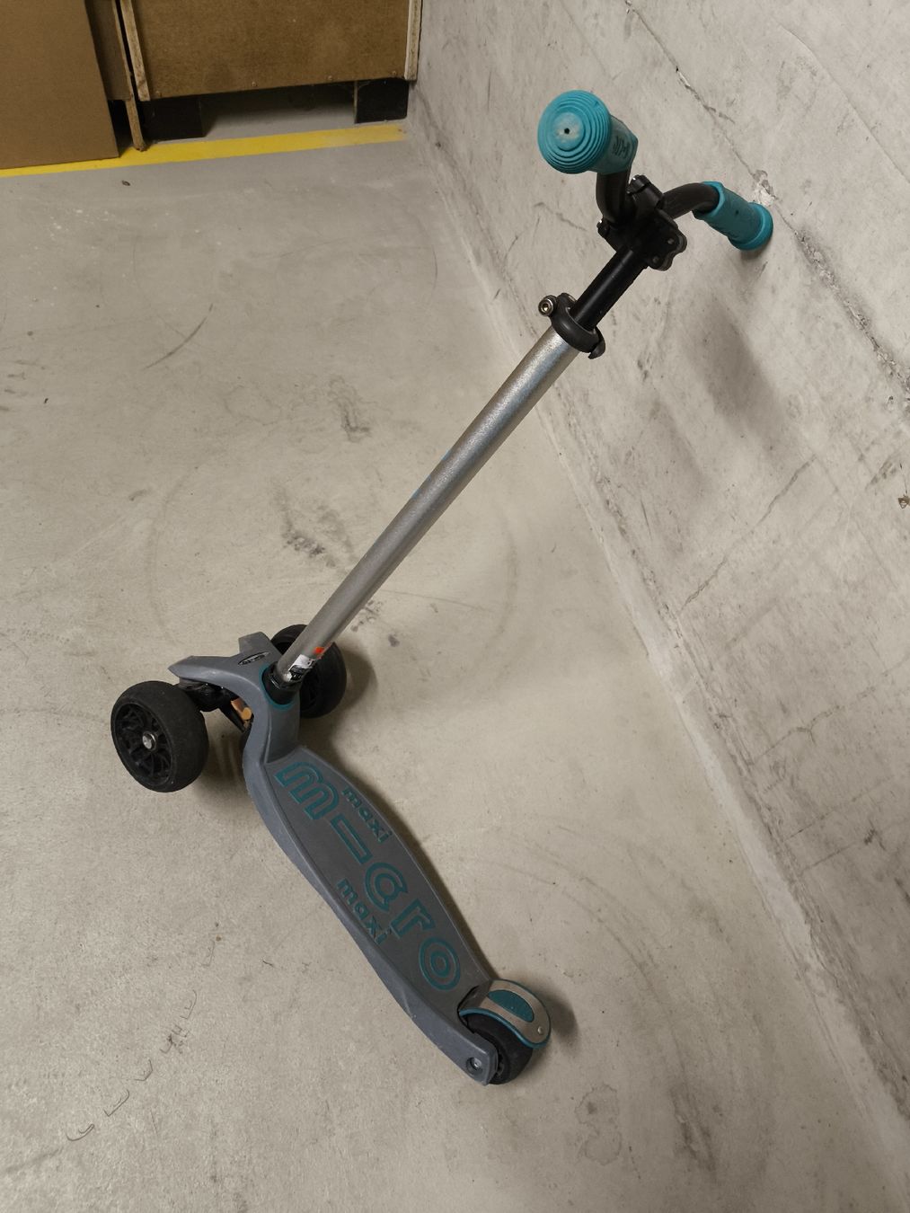 Micro Kickboard: Trotti Maxi Micro Deluxe Pro Roller in Grau/Aqua Blau – Usato da Thayngen venduto da oliveira31 2