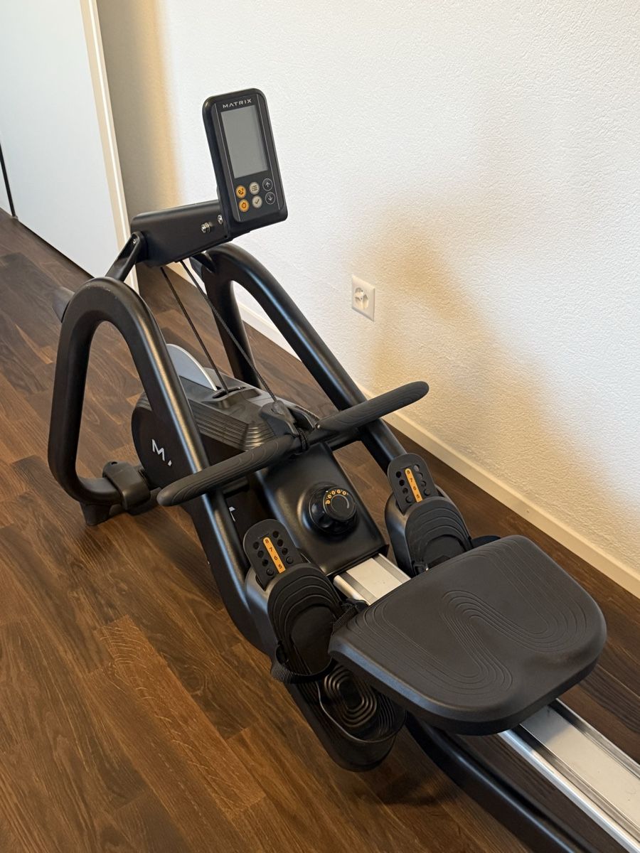 Vélos d'appartement: Matrix Rudergerät  Neupreis 3000.- – D'occasion à Oberhofen AG par Stevymueller 2