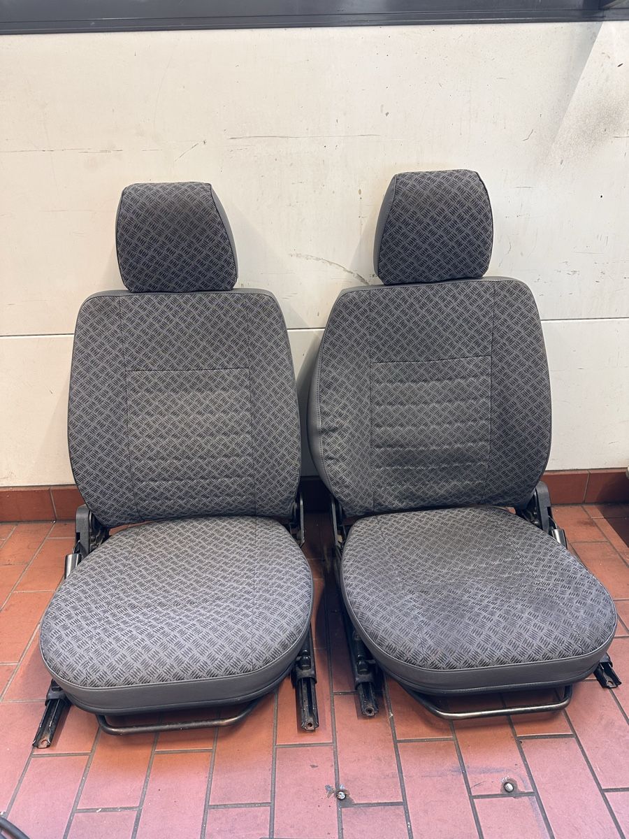 Land Rover Tutti pezzi di ricambio auto: Landrover Defender Sitze – Usato da Arlesheim venduto da cor_5rmw