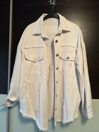 Trendiges weisse Jeanshemd im Used-Look, Grösse M!