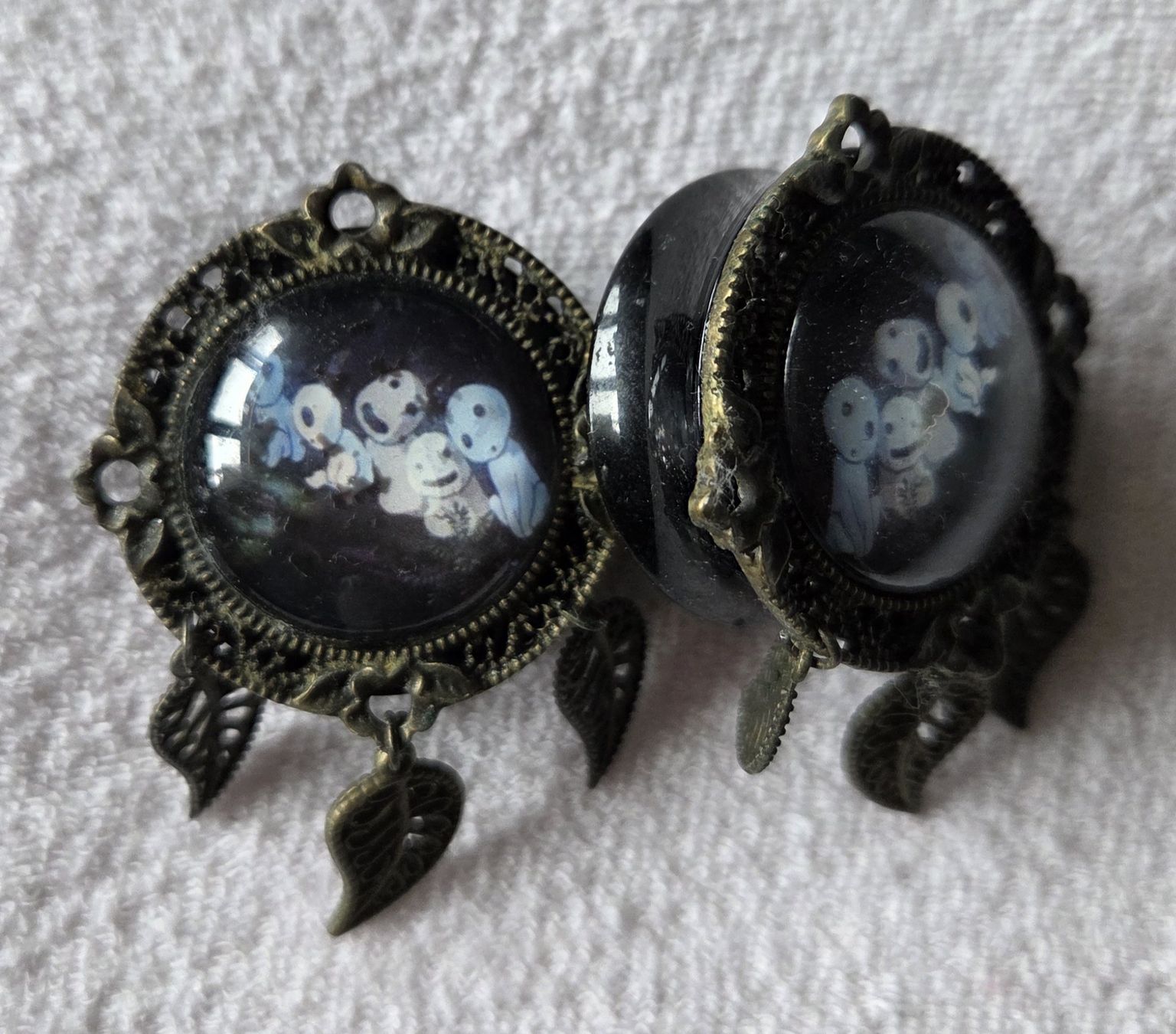 Orecchini pendenti & Orecchini a lobo: Studio Ghibli Schmuck "Ohren Plugs" – Usato da Sennhof (Winterthur) venduto da Hirnschmadder-1