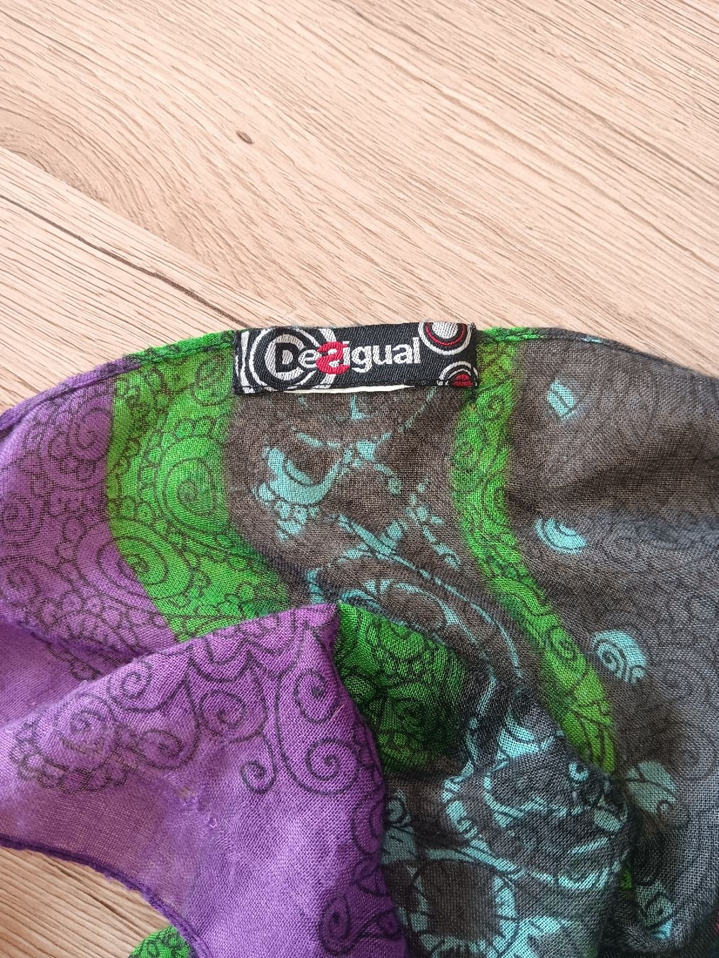 Desigual Foulard & Sciarpe: Écharpe Desigual multicolore – Usato da Savagnier venduto da Gaya2 1