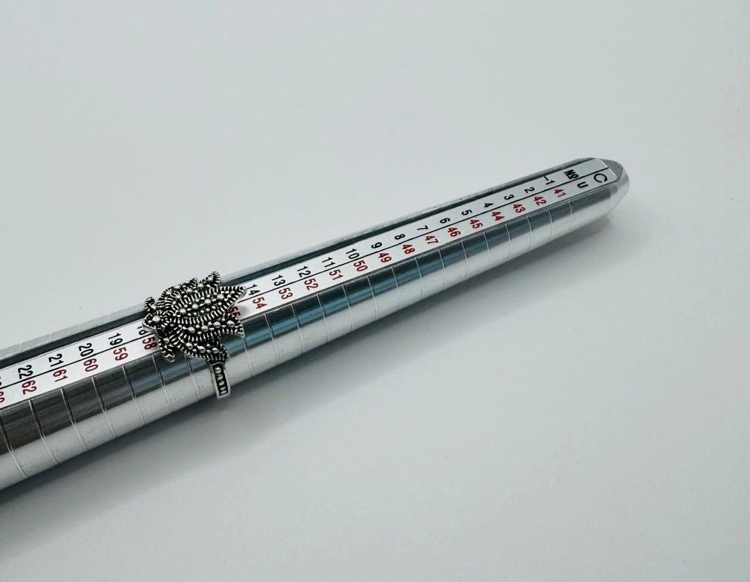 Anelli: Wunderschöner Ring mit Blume/Ornament - Grösse: 56 – Nuovo e nell'imballaggio originale da Frutigen venduto da glanzvolles.leben 1