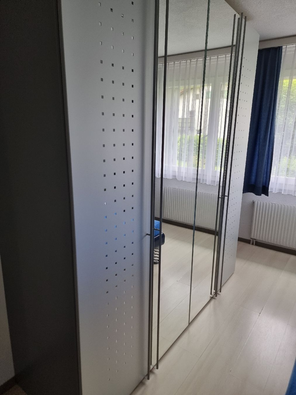 Armadi: Schlafzimmer Kleiderschrank grau/silber – Usato da Glarus venduto da azul434 1