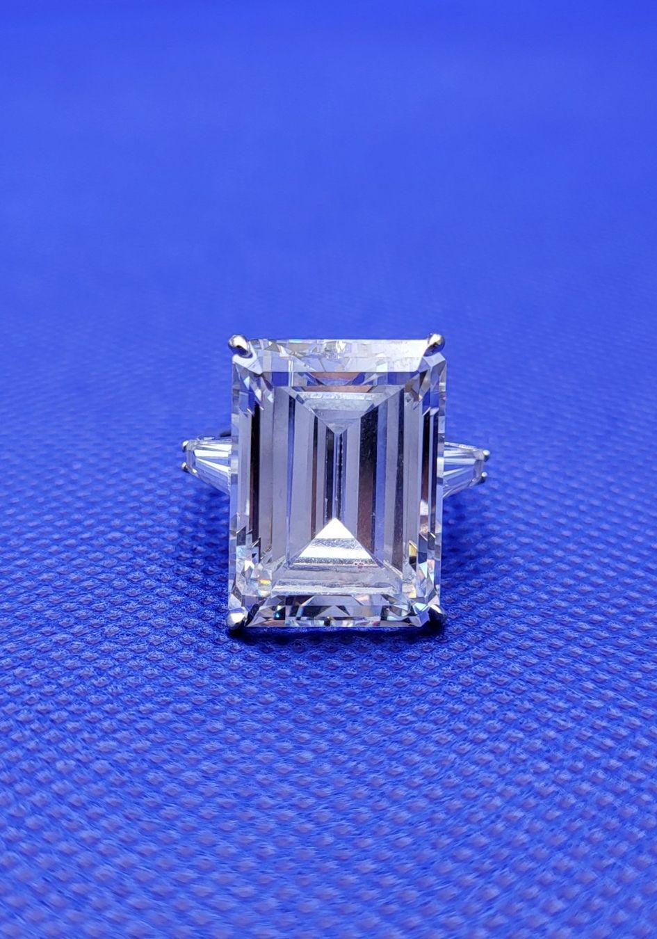 Ringe: Gold 585 Massiv Weiss Ring Mit Steine – Gebraucht aus Wald ZH von Aniade