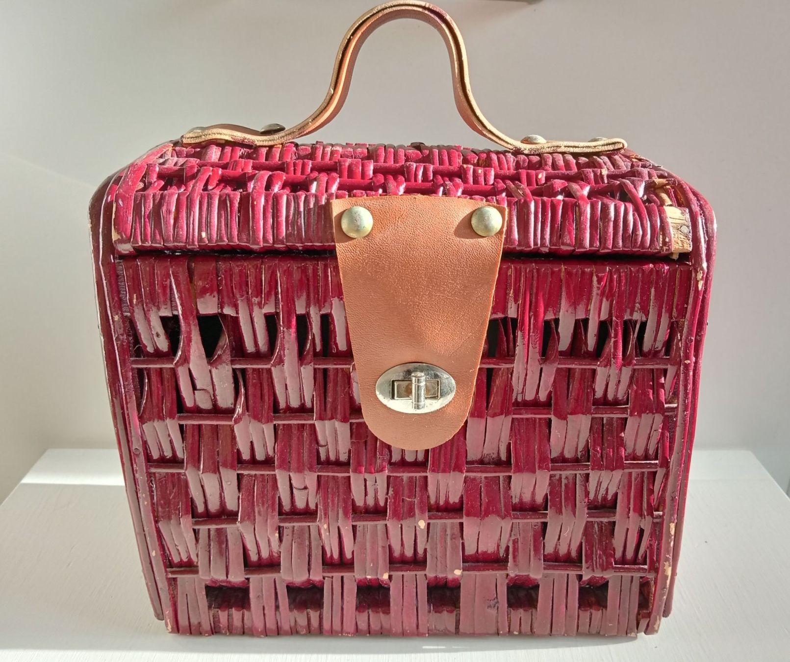Altro in Antiquarato & Arte: Vintage Picknickkorb, Korb, Korbweide, Handgefertigt, Rot – Usato da Allschwil venduto da Evgeniia78