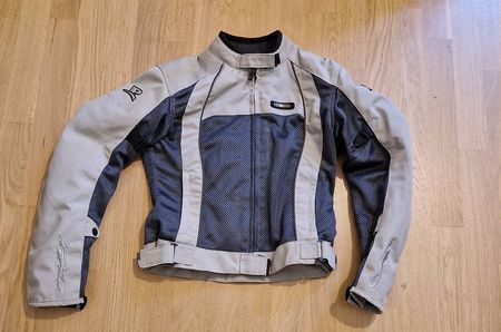 Damen Motorradjacke und Motorradhose für den Sommer